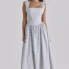 Emmy – Blaues Midi-Sommerkleid aus Baumwolle mit Wildblumenprint Emmy – Blaues Midi-Sommerkleid aus Baumwolle mit Wildblumenprint