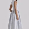 Emmy – Blaues Midi-Sommerkleid aus Baumwolle mit Wildblumenprint Emmy – Blaues Midi-Sommerkleid aus Baumwolle mit Wildblumenprint