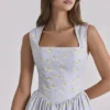 Emmy – Blaues Midi-Sommerkleid aus Baumwolle mit Wildblumenprint Emmy – Blaues Midi-Sommerkleid aus Baumwolle mit Wildblumenprint