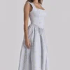 Emmy – Blaues Midi-Sommerkleid aus Baumwolle mit Wildblumenprint Emmy – Blaues Midi-Sommerkleid aus Baumwolle mit Wildblumenprint