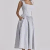 Emmy – Blaues Midi-Sommerkleid aus Baumwolle mit Wildblumenprint Emmy – Blaues Midi-Sommerkleid aus Baumwolle mit Wildblumenprint