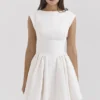 Enchant Weißes Minikleid mit offenem Rücken Enchant Weißes Minikleid mit offenem Rücken