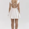 Enchant Weißes Minikleid mit offenem Rücken Enchant Weißes Minikleid mit offenem Rücken