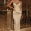 Eve – Maxikleid aus elfenbeinfarbenem Satin mit Korsett – Limited Edition Eve – Maxikleid aus elfenbeinfarbenem Satin mit Korsett – Limited Edition