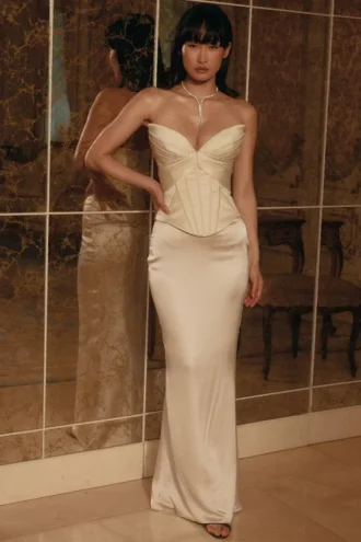 Eve – Maxikleid aus elfenbeinfarbenem Satin mit Korsett – Limited Edition
