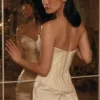 Eve – Maxikleid aus elfenbeinfarbenem Satin mit Korsett – Limited Edition Eve – Maxikleid aus elfenbeinfarbenem Satin mit Korsett – Limited Edition
