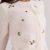 Evelina Cremefarbene Strickjacke mit Stickerei Evelina Cremefarbene Strickjacke mit Stickerei