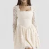 Fae Cremefarbenes Minikleid mit langen Ärmeln aus Spitze Fae Cremefarbenes Minikleid mit langen Ärmeln aus Spitze