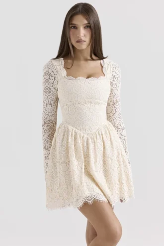 Fae Cremefarbenes Minikleid mit langen Ärmeln aus Spitze Fae Cremefarbenes Minikleid mit langen Ärmeln aus Spitze