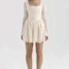 Fae Cremefarbenes Minikleid mit langen Ärmeln aus Spitze Fae Cremefarbenes Minikleid mit langen Ärmeln aus Spitze