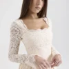 Fae Cremefarbenes Minikleid mit langen Ärmeln aus Spitze Fae Cremefarbenes Minikleid mit langen Ärmeln aus Spitze