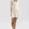 Fae Cremefarbenes Minikleid mit langen Ärmeln aus Spitze Fae Cremefarbenes Minikleid mit langen Ärmeln aus Spitze