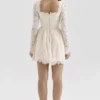 Fae Cremefarbenes Minikleid mit langen Ärmeln aus Spitze Fae Cremefarbenes Minikleid mit langen Ärmeln aus Spitze