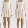 Fae Cremefarbenes Minikleid mit langen Ärmeln aus Spitze Fae Cremefarbenes Minikleid mit langen Ärmeln aus Spitze