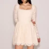 Fae Cremefarbenes Minikleid mit langen Ärmeln aus Spitze Fae Cremefarbenes Minikleid mit langen Ärmeln aus Spitze