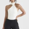 Farrah – Elfenbeinfarbener Satin-Bodys mit Wickelhals Farrah – Elfenbeinfarbener Satin-Bodys mit Wickelhals