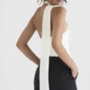 Farrah – Elfenbeinfarbener Satin-Bodys mit Wickelhals Farrah – Elfenbeinfarbener Satin-Bodys mit Wickelhals