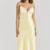 Felicity Buttergelbes, schräg geschnittenes Midi-Kleid aus Satin Felicity Buttergelbes, schräg geschnittenes Midi-Kleid aus Satin
