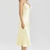 Felicity Buttergelbes, schräg geschnittenes Midi-Kleid aus Satin Felicity Buttergelbes, schräg geschnittenes Midi-Kleid aus Satin