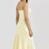 Felicity Buttergelbes, schräg geschnittenes Midi-Kleid aus Satin Felicity Buttergelbes, schräg geschnittenes Midi-Kleid aus Satin