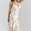 Felicity – Midi-Kleid aus Satin mit Blumenprint in Elfenbein, schräg geschnitten Felicity – Midi-Kleid aus Satin mit Blumenprint in Elfenbein, schräg geschnitten