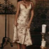 Felicity – Midi-Kleid aus Satin mit Blumenprint in Elfenbein, schräg geschnitten Felicity – Midi-Kleid aus Satin mit Blumenprint in Elfenbein, schräg geschnitten