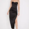 Flora – Midi-Kleid aus schwarzem Satin mit Plissee und Korsett Flora – Midi-Kleid aus schwarzem Satin mit Plissee und Korsett