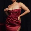 Flora Weinrotes Satin-Midi-Kleid mit Falten und Korsetts Flora Weinrotes Satin-Midi-Kleid mit Falten und Korsetts