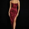 Flora Weinrotes Satin-Midi-Kleid mit Falten und Korsetts Flora Weinrotes Satin-Midi-Kleid mit Falten und Korsetts