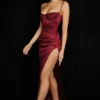 Flora Weinrotes Satin-Midi-Kleid mit Falten und Korsetts Flora Weinrotes Satin-Midi-Kleid mit Falten und Korsetts
