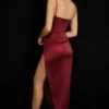 Flora Weinrotes Satin-Midi-Kleid mit Falten und Korsetts Flora Weinrotes Satin-Midi-Kleid mit Falten und Korsetts