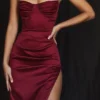 Flora Weinrotes Satin-Midi-Kleid mit Falten und Korsetts Flora Weinrotes Satin-Midi-Kleid mit Falten und Korsetts