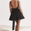 Florianne Schwarzes Minikleid mit Schleifen Florianne Schwarzes Minikleid mit Schleifen
