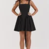 Florianne Schwarzes Minikleid mit Schleifen Florianne Schwarzes Minikleid mit Schleifen
