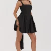 Florianne Schwarzes Minikleid mit Schleifen Florianne Schwarzes Minikleid mit Schleifen