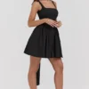 Florianne Schwarzes Minikleid mit Schleifen Florianne Schwarzes Minikleid mit Schleifen