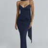 Freya Marineblaues Satin-Maxikleid mit Raffungen + Schals Freya Marineblaues Satin-Maxikleid mit Raffungen + Schals