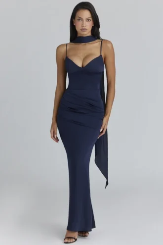 Freya Marineblaues Satin-Maxikleid mit Raffungen + Schals