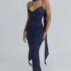 Freya Marineblaues Satin-Maxikleid mit Raffungen + Schals Freya Marineblaues Satin-Maxikleid mit Raffungen + Schals