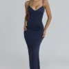 Freya Marineblaues Satin-Maxikleid mit Raffungen + Schals Freya Marineblaues Satin-Maxikleid mit Raffungen + Schals