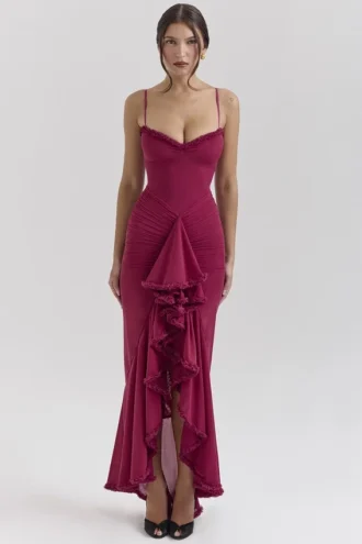 Gabbi Weinrotes Abendkleid mit Rüschen vorne