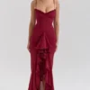 Gabbi Weinrotes Abendkleid mit Rüschen vorne Gabbi Weinrotes Abendkleid mit Rüschen vorne