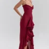 Gabbi Weinrotes Abendkleid mit Rüschen vorne Gabbi Weinrotes Abendkleid mit Rüschen vorne