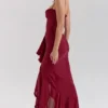 Gabbi Weinrotes Abendkleid mit Rüschen vorne Gabbi Weinrotes Abendkleid mit Rüschen vorne