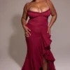 Gabbi Weinrotes Abendkleid mit Rüschen vorne Gabbi Weinrotes Abendkleid mit Rüschen vorne