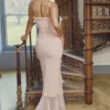 Gabriella – Weiches, pfirsichfarbenes Abendkleid mit Rüschen vorne Gabriella – Weiches, pfirsichfarbenes Abendkleid mit Rüschen vorne