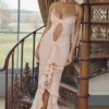 Gabriella – Weiches, pfirsichfarbenes Abendkleid mit Rüschen vorne Gabriella – Weiches, pfirsichfarbenes Abendkleid mit Rüschen vorne
