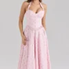 Georgie – Midi-Kleid aus Stretch-Baumwolle mit rosa Rosenprint und Neckholder-Ausschnitt Georgie – Midi-Kleid aus Stretch-Baumwolle mit rosa Rosenprint und Neckholder-Ausschnitt