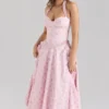 Georgie – Midi-Kleid aus Stretch-Baumwolle mit rosa Rosenprint und Neckholder-Ausschnitt Georgie – Midi-Kleid aus Stretch-Baumwolle mit rosa Rosenprint und Neckholder-Ausschnitt