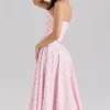 Georgie – Midi-Kleid aus Stretch-Baumwolle mit rosa Rosenprint und Neckholder-Ausschnitt Georgie – Midi-Kleid aus Stretch-Baumwolle mit rosa Rosenprint und Neckholder-Ausschnitt